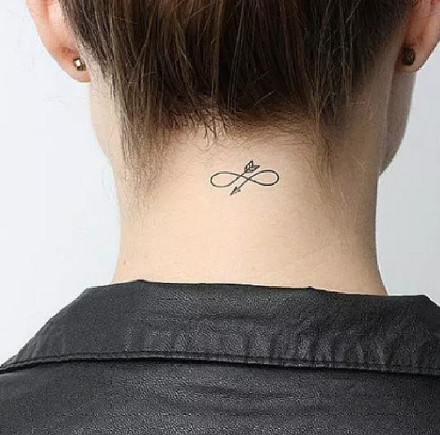 点击大图看下一张：后颈部纹身小图--9张女生脖子后颈处的简约纹身图案