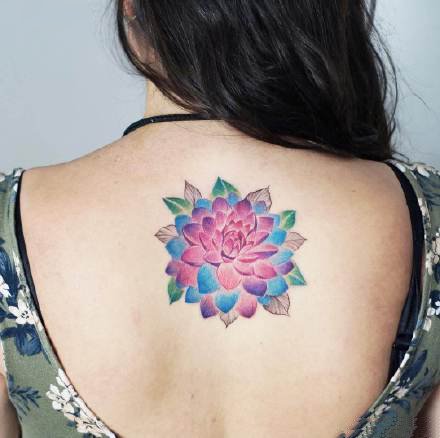 点击大图看下一张：女性背部的一组漂亮背部纹身图案作品图片
