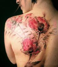 点击大图看下一张：女性背部的一组漂亮背部纹身图案作品图片
