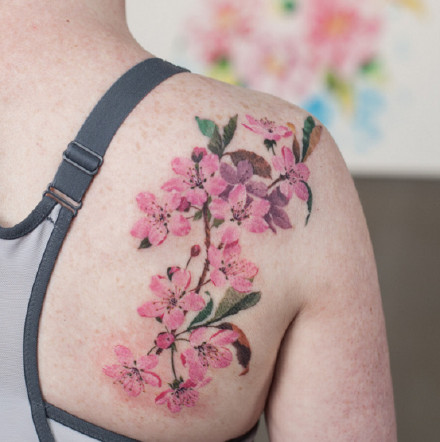 点击大图看下一张：适合女生的13张小清新花朵唯美纹身图案作品