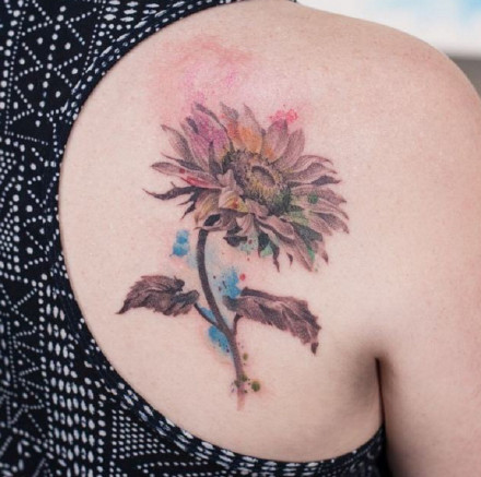 点击大图看下一张：适合女生的13张小清新花朵唯美纹身图案作品