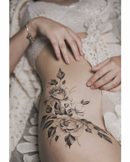 点击大图看下一张：性感花朵纹身--女性大腿侧部性感的花朵纹身