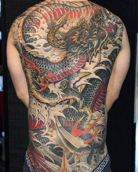 点击大图看下一张：传统风格的一组男士大满背纹身图案