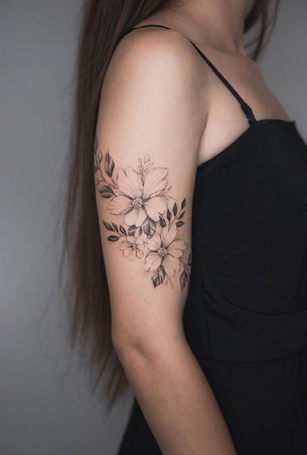 点击大图看下一张：花纹身--适合女生各部位的一组性感花纹身图案