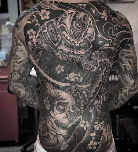 点击大图看下一张：几张传统风的男性大满背纹身图案作品