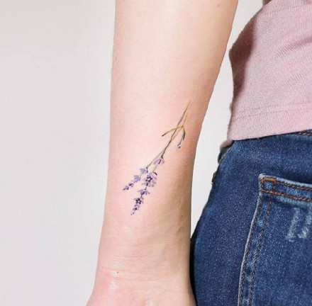 点击大图看下一张：女生手臂手腕上的彩色小花卉纹身图案图片
