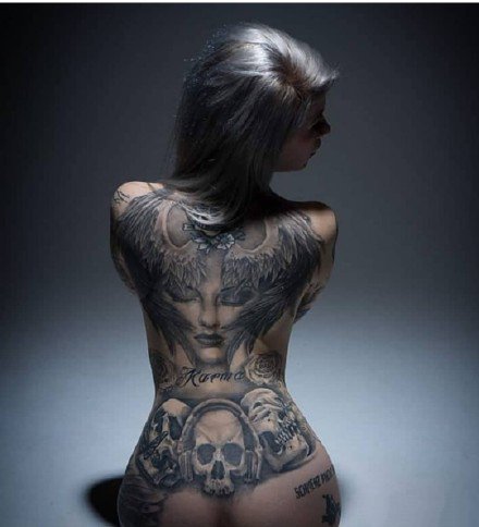 点击大图看下一张：性感纹身美女--拥有大面积黑灰纹身的性感纹身美女图片