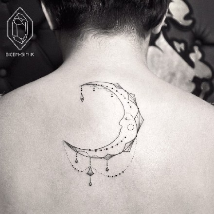点击大图看下一张：伊斯坦布尔美女纹身师 Bicem Sinik 几何图案纹身