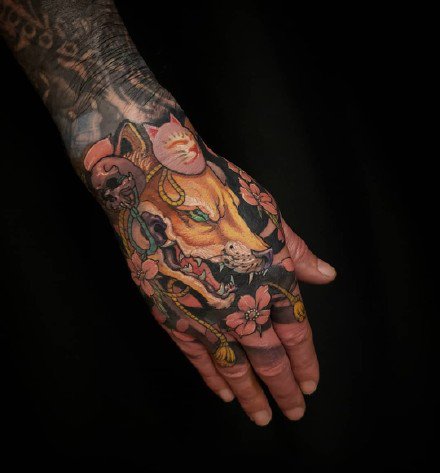 点击大图看下一张：5张传统手背纹身图案作品图片