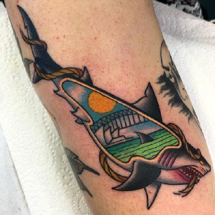 点击大图看下一张：纹身艺术家Sam Kane的原创彩色鲨鱼等动物纹身图