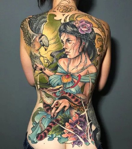 点击大图看下一张：女性大满背纹身--9张女生霸气的大满背纹身作品图案欣赏