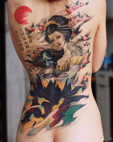 点击大图看下一张：女性大满背纹身--9张女生霸气的大满背纹身作品图案欣赏