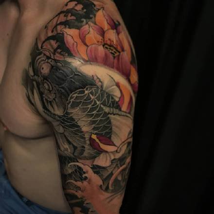 点击大图看下一张：传统风格的几张鲤鱼大臂纹身图案作品