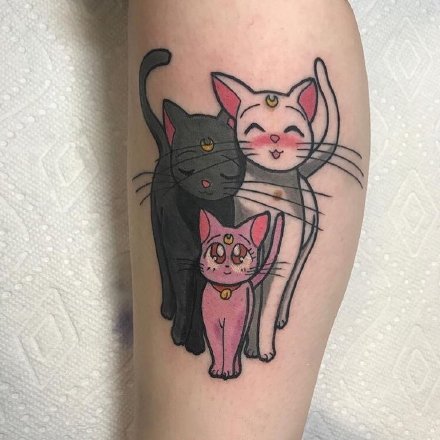 点击大图看下一张：可爱卡通小猫咪纹身--猫露娜与亚提密斯的卡通纹身图案