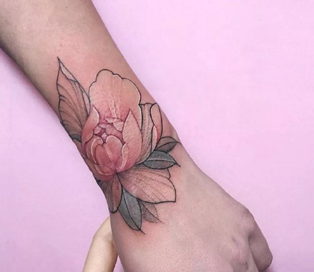 点击大图看下一张：线条感不错的手臂腿部的花朵纹身图案