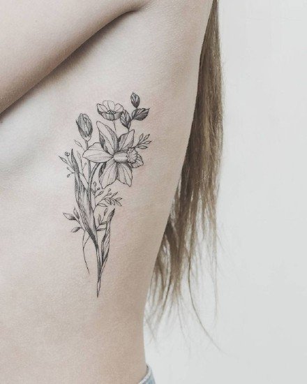 点击大图看下一张：一组和水仙花相关的纹身图案作品欣赏