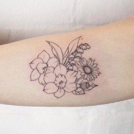 点击大图看下一张：一组和水仙花相关的纹身图案作品欣赏