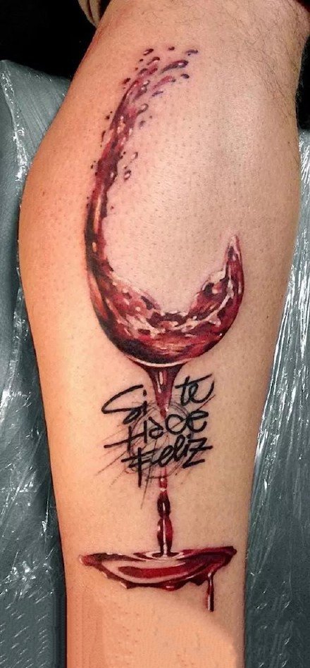 点击大图看下一张：创意红酒杯的一组酒杯纹身图案欣赏
