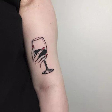点击大图看下一张：创意红酒杯的一组酒杯纹身图案欣赏