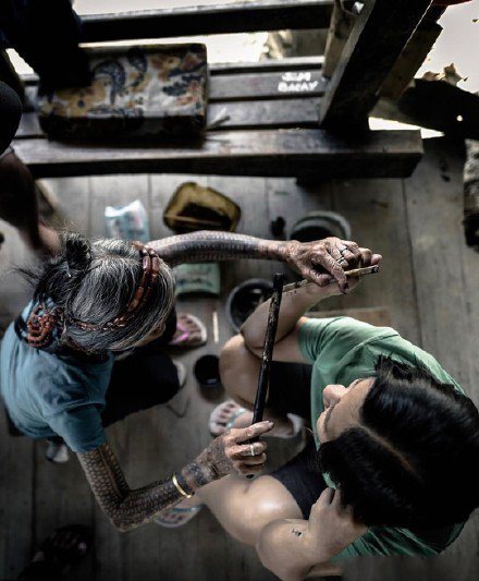 点击大图看下一张：菲律宾101岁纹身艺术家奶奶whangod