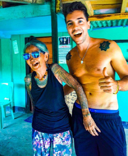 点击大图看下一张：菲律宾101岁纹身艺术家奶奶whangod