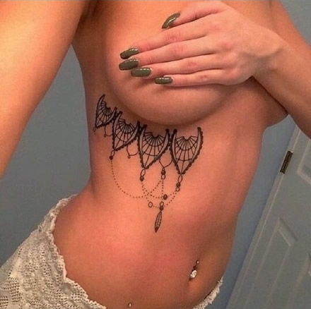 点击大图看下一张：分享一组女性身上的性感纹身图案