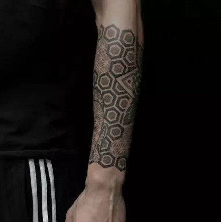 点击大图看下一张：几何形状的一组大黑灰点刺纹身图案作品