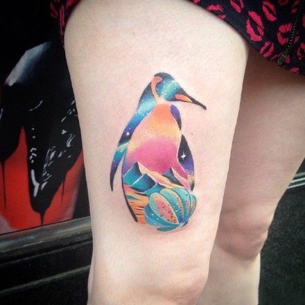 点击大图看下一张：企鹅纹身图--一组彩色的星空企鹅主题的纹身图案作品