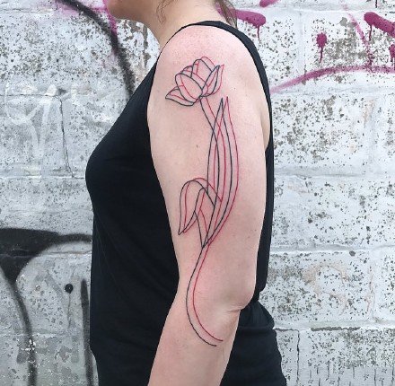 点击大图看下一张：来自国外纹身师的红黑线条组成的创意纹身图案