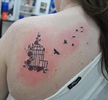 点击大图看下一张：鸟笼纹身--放飞自由象征的飞鸟和鸟笼纹身图案欣赏
