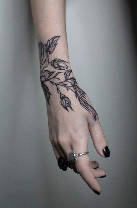 点击大图看下一张：缠绕在小手臂手腕上的花藤纹身图案作品