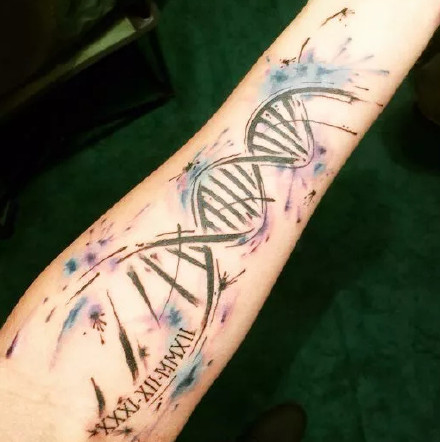 点击大图看下一张：DNA双链纹身--交织在一起的DNA双链符号纹身图案