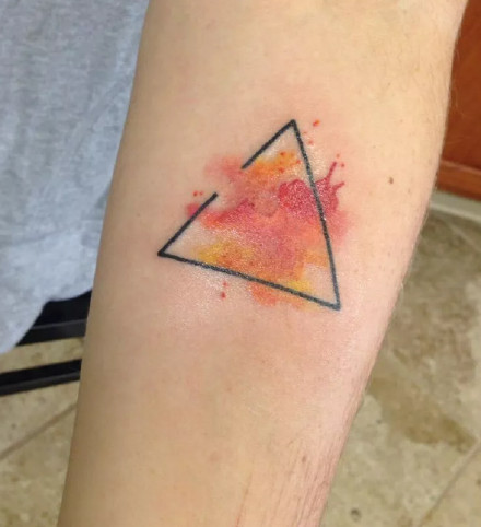 点击大图看下一张：彩色三角形图案的创意纹身作品图片