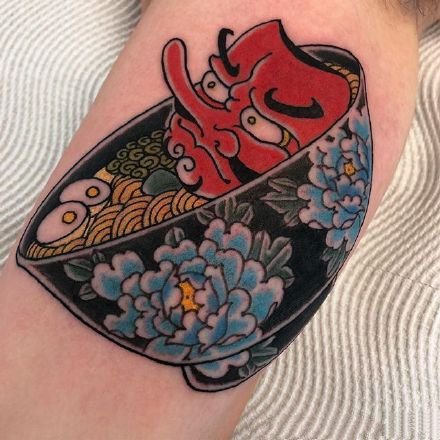 点击大图看下一张：日式拉面风格的个性传统纹身图案欣赏