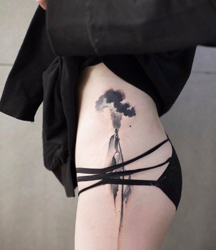 点击大图看下一张：女性侧腰大腿处性感的中国风水墨纹身图案