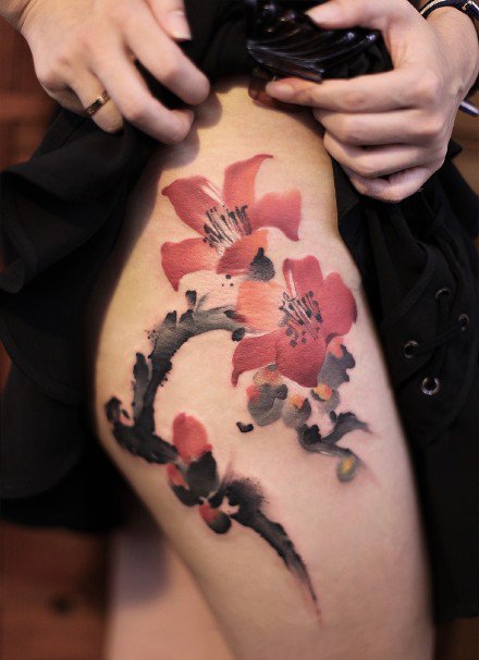 点击大图看下一张：女性侧腰大腿处性感的中国风水墨纹身图案