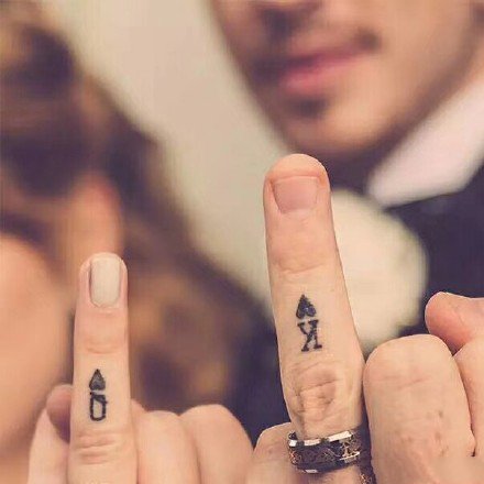 点击大图看下一张：几张情侣纹在手指头上的纹身小图案欣赏