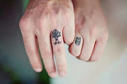 点击大图看下一张：几张情侣纹在手指头上的纹身小图案欣赏