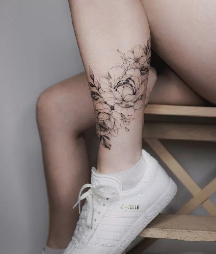 点击大图看下一张：素花纹身--15张适合女性的性感又漂亮的素花纹身图案