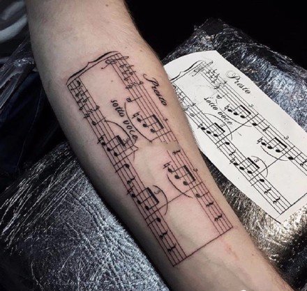 点击大图看下一张：一组和音乐相关的音符乐器等纹身图案欣赏