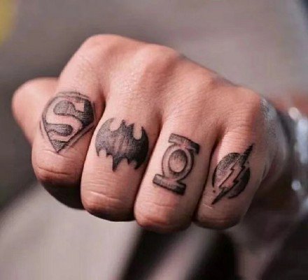 点击大图看下一张：纹在手指头的一组手指个性纹身图案欣赏