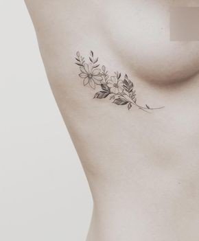 点击大图看下一张：女性侧胸部的性感纹身作品图案欣赏