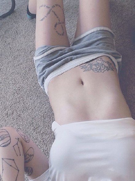 点击大图看下一张：性感的一组女性腰部腿部纹身摄影作品组图欣赏