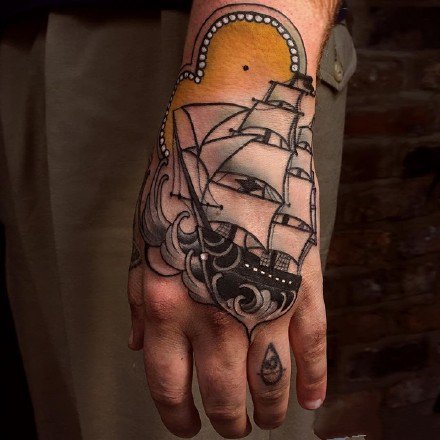 点击大图看下一张：手背上一组炫酷的手背纹身图案作品欣赏