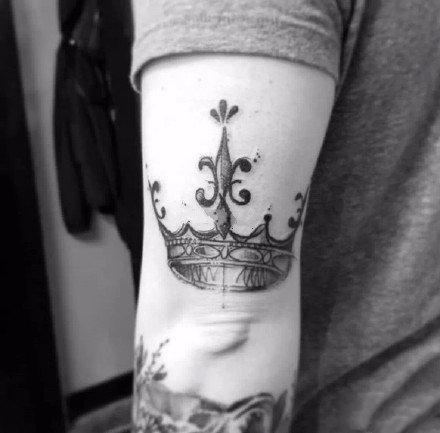点击大图看下一张：王冠相关的一组皇冠纹身图案作品欣赏