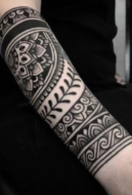手臂上的黑图腾花臂纹身图案作品欣赏