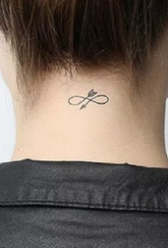 后颈部纹身小图--9张女生脖子后颈处的简约纹身图案