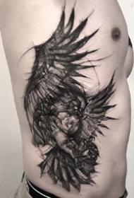 飞鹰纹身--9张线条感极强的猛禽展翅飞鹰纹身图案
