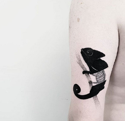 点击大图看下一张：创意十足的露一截骨骼的纯黑动物组合纹身