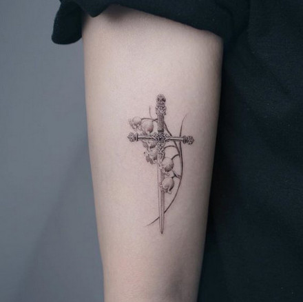 点击大图看下一张：手臂小腿等9张剑主题的随意组合纹身图案